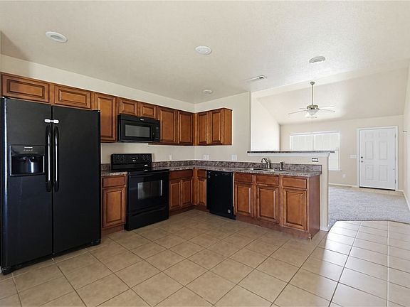 5th image of 505 W Broadway St