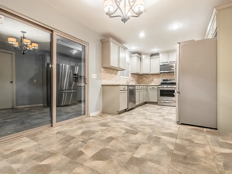 1906 Dorchester Dr — Photo 7