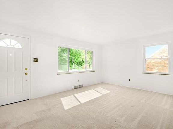 4th image of 166 Lynn Dr