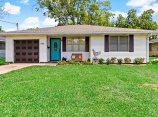 6988 Willow St, Groves, TX 77619