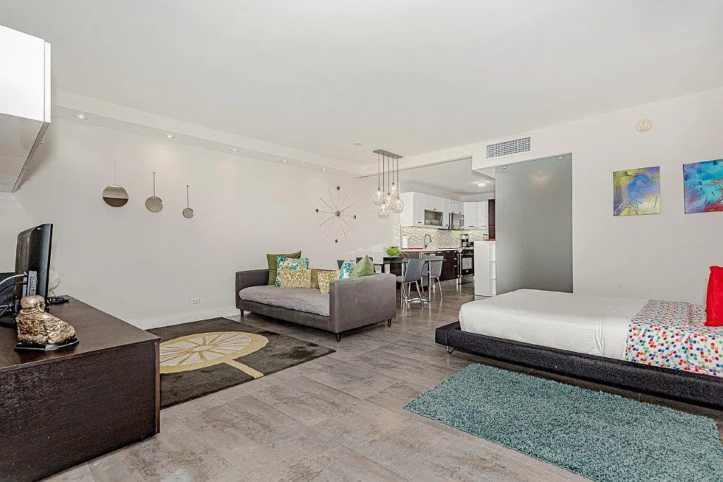 Studio, 660 sqft, $3,900 — Photo 3