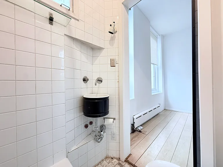 625 E 6th St #8 — Photo 8