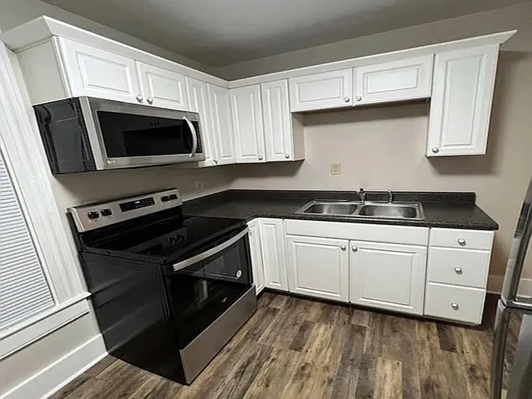 218 E Walnut St — Photo 3