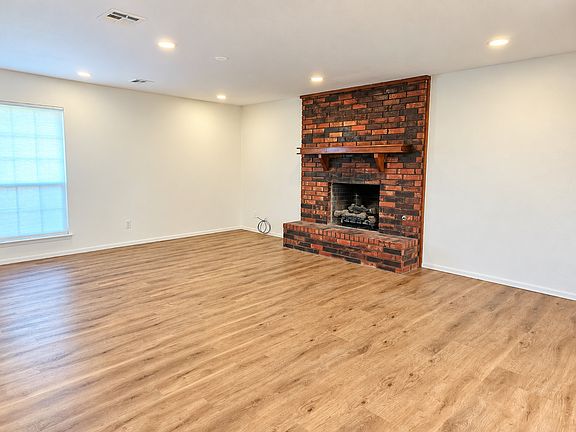 3rd image of 935 Rose Tree Ln