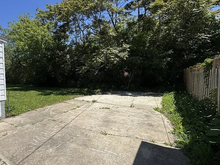 1296 Laurendeau Ave — Photo 53