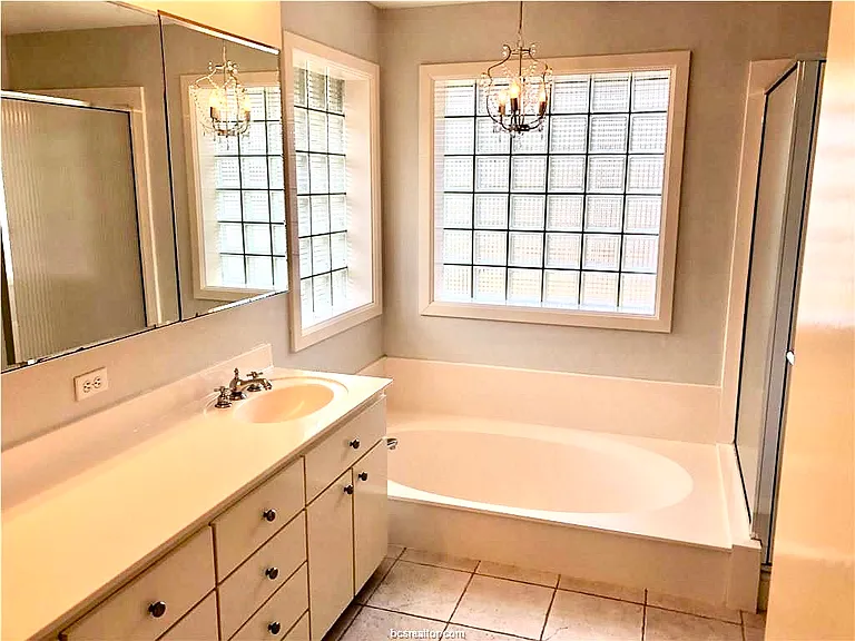 306 Landsburg Ln — Photo 5