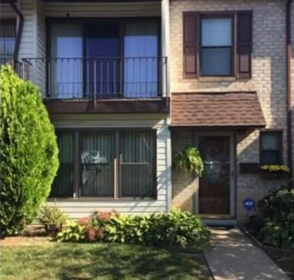 212 East Ct — Photo 1