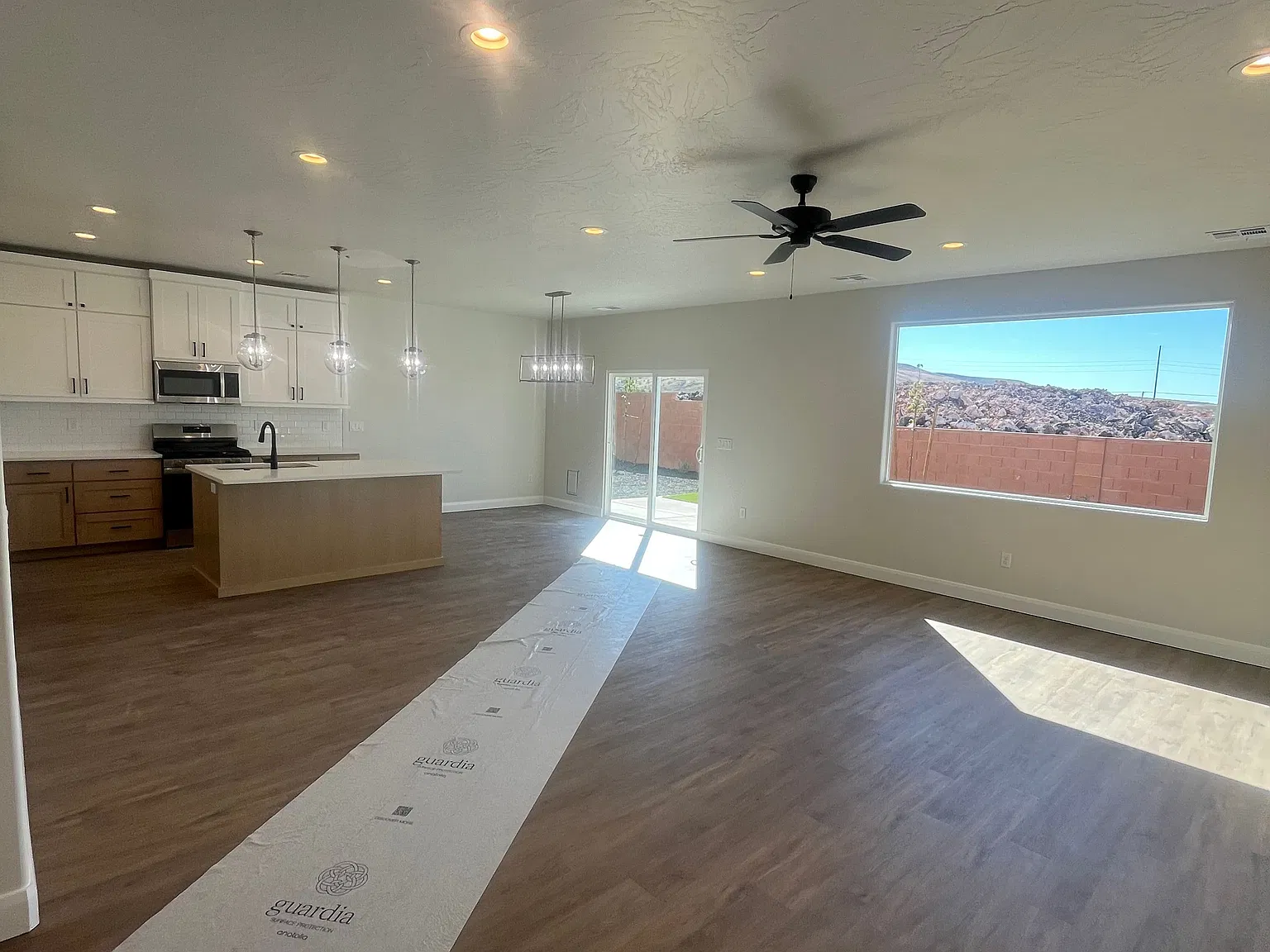 Spacious new home with views — Photo 4