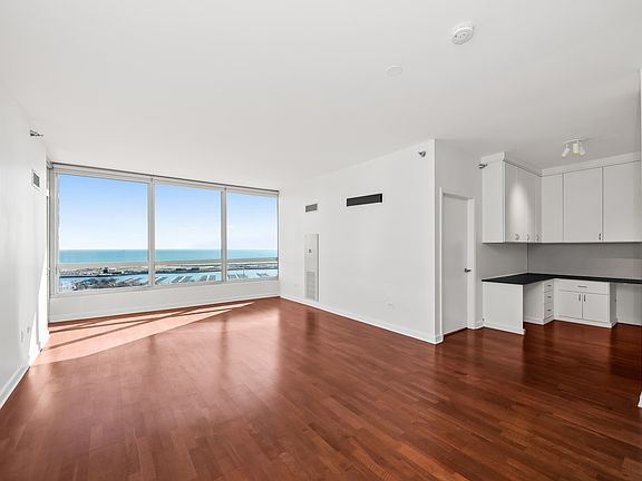 2nd image of 1841 S Calumet Ave APT 1803