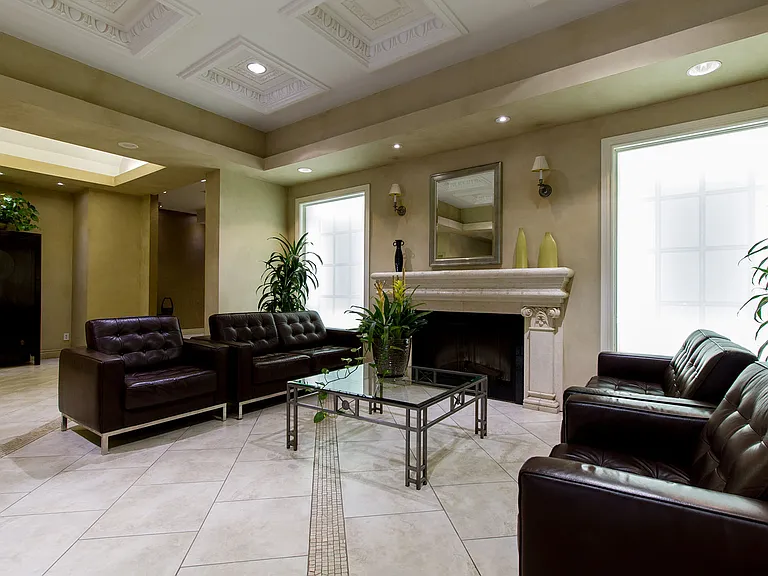 140 Simcoe St — Photo 4