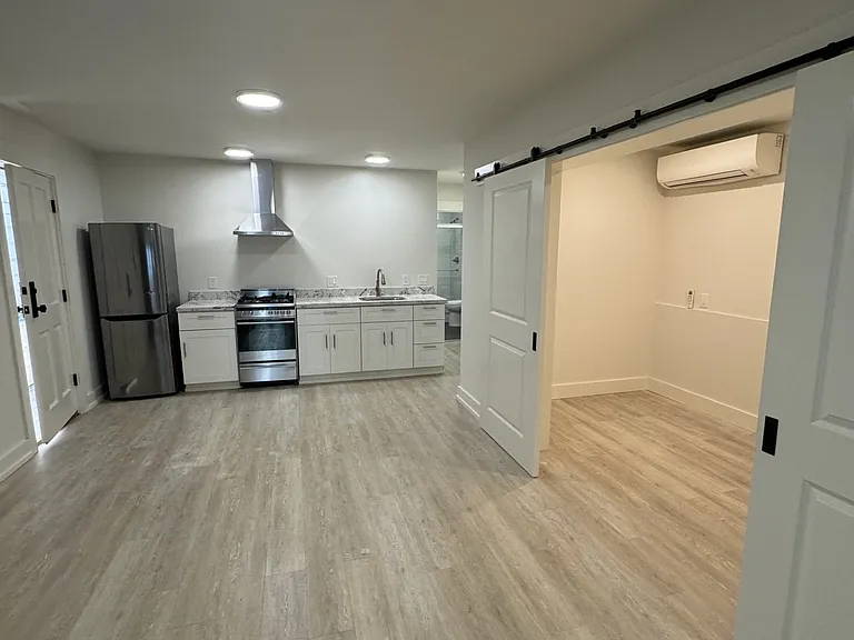 828 Center St — Photo 8