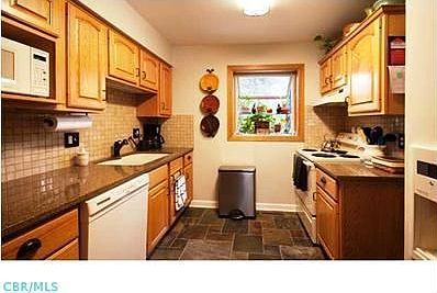 5th image of 186 Fairdale Ave