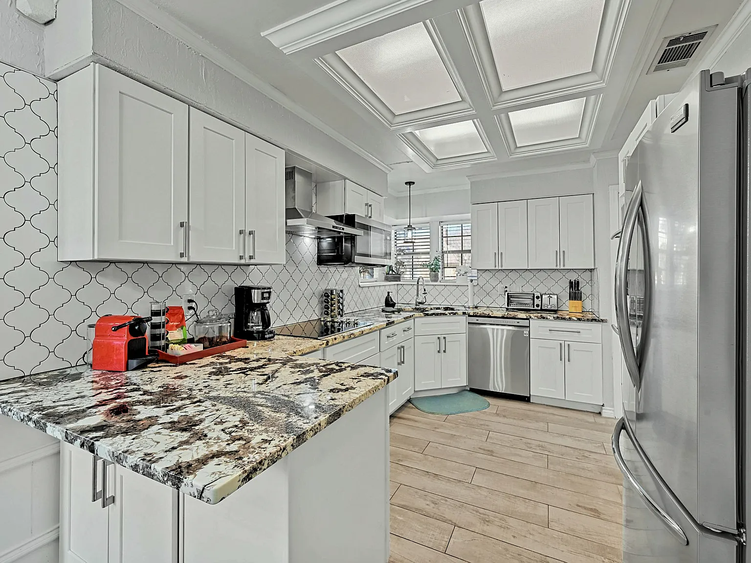 4 bed, 2.5 bath, 2646 sqft, $5,200 — Photo 2