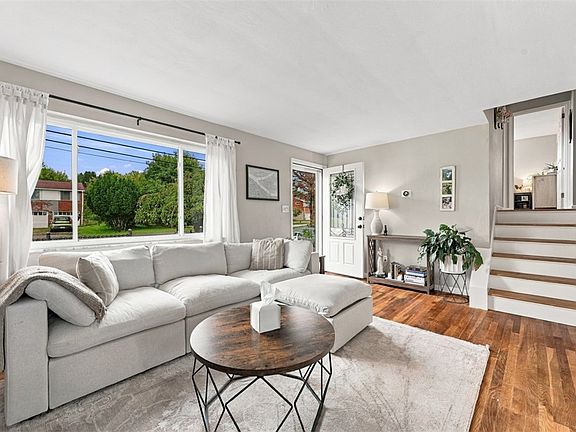 2nd image of 942 Lindsay Rd