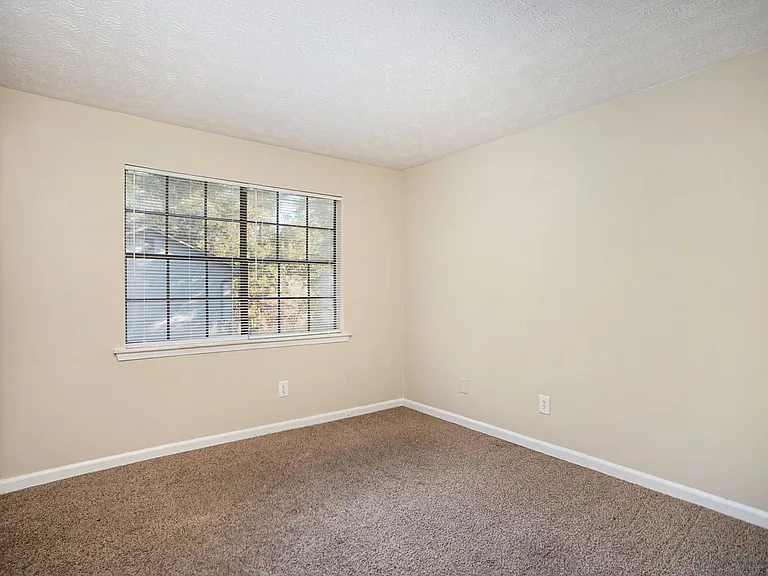 3735 Londonderry Ct — Photo 9