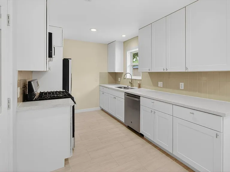 5502 Effingham Dr — Photo 17