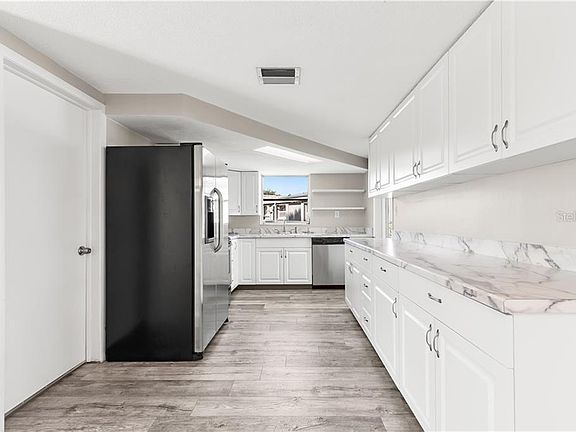 4th image of 3923 Holiday Lake Dr