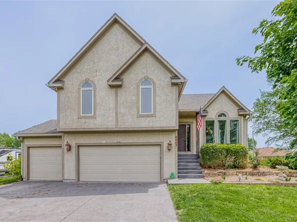 8667 Gabriel Ln, Lenexa, KS 66227