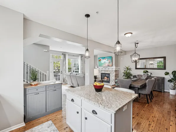 1842 Colonial Ln Unit 6, Chanhassen, MN 55317