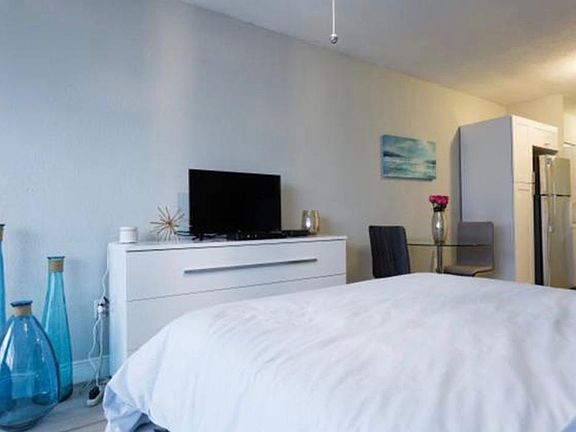 3rd image of 1611 West Ave APT 3