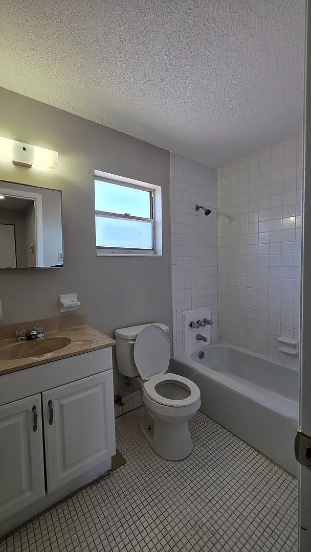 ** Half Off 1st Month's Rent With 13 Month Lease ** — Photo 4