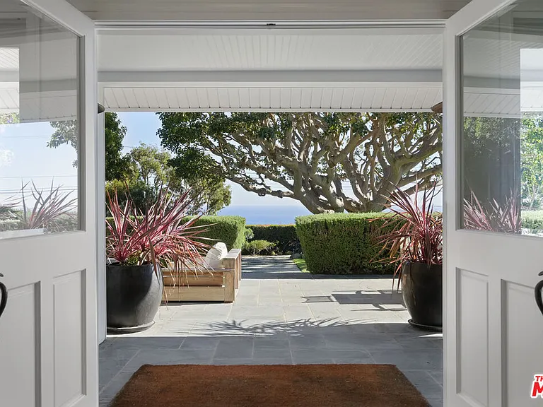 29225 Cliffside Dr — Photo 1