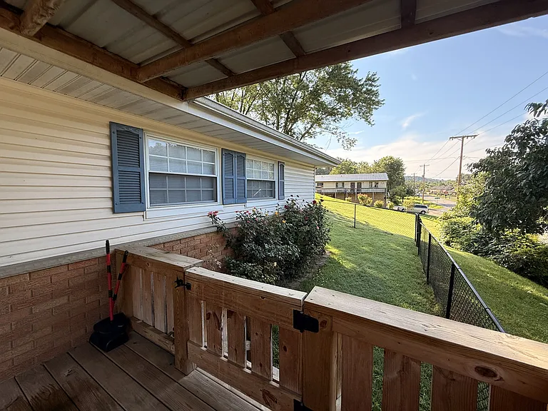 628 Cross Lanes Dr — Photo 1