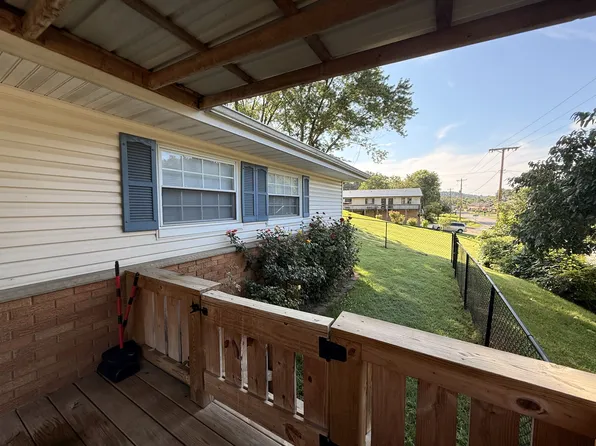 628 Cross Lanes Dr, Nitro, WV 25143
