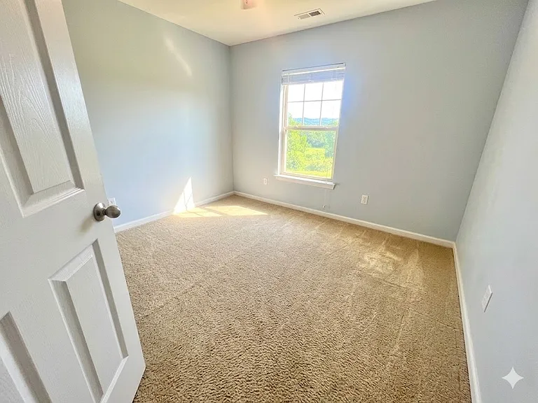 Upstairs Bedroom 2- Empty