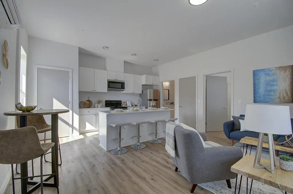 Studio, 400 sqft, $1,137 — Photo 4