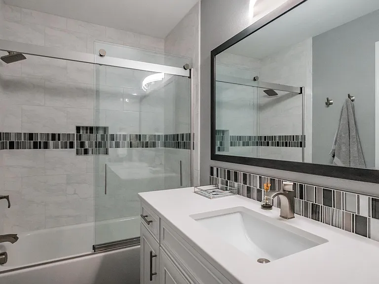 2215 Crestview Dr S — Photo 16
