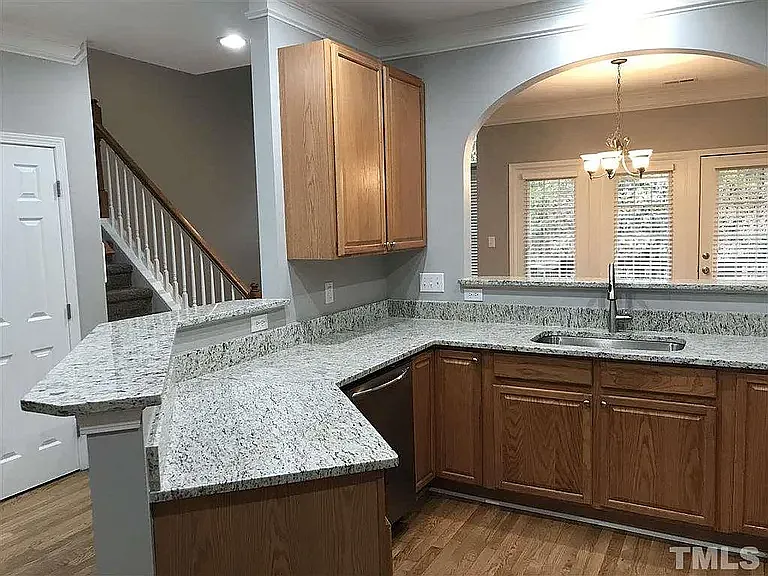834 Saratoga Dr — Photo 2