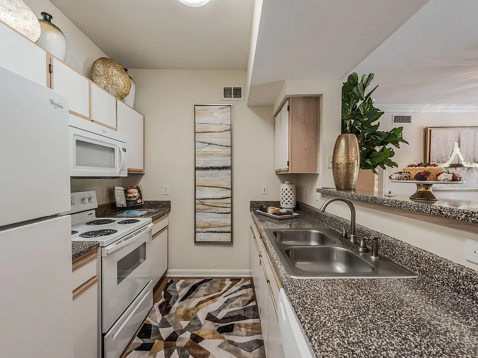 Reserve @ Fountain Lake apartments community photo