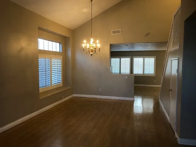 Spacious, Comfortable & Ready to Welcome You Home! — Photo 2