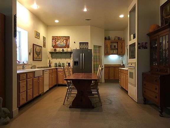 Eat in Kitchen : Eat in kitchen, can lighting, 2 separate sinks, tons of cabinets, walk in pantry