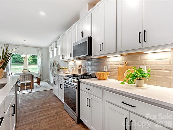 2nd image of 1081 Mapletree Ln