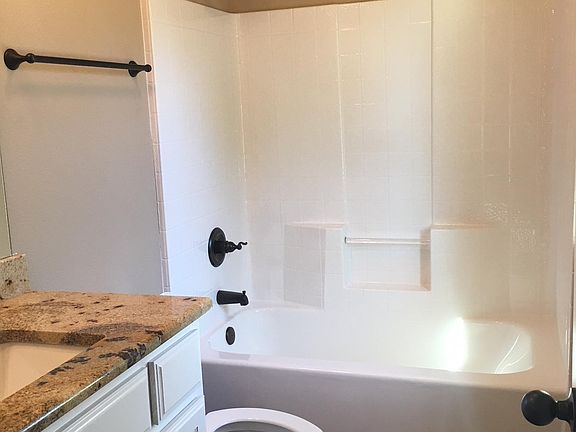 4th image of 1701 Tanglewood Dr
