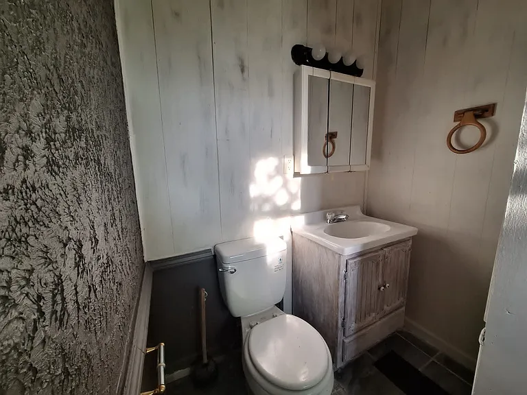 265 W 2nd St #B — Photo 5