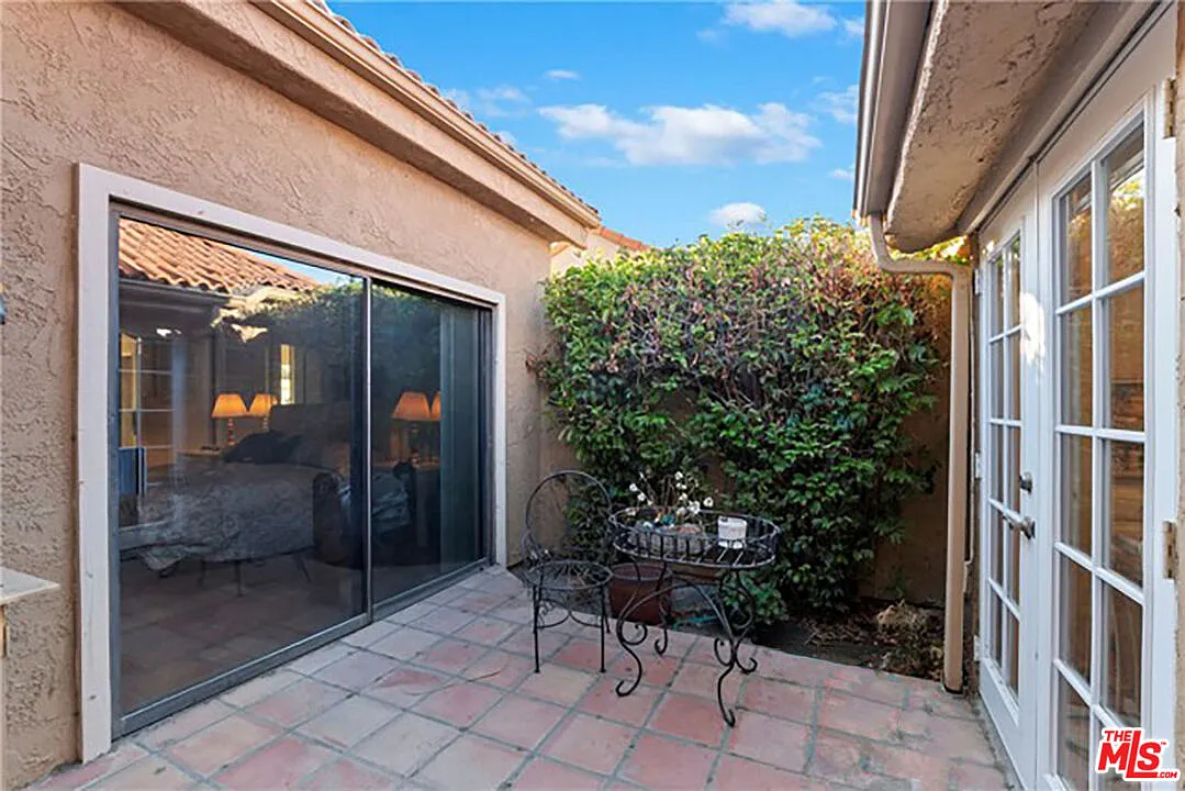 2 bed, 2.0 bath, 1705 sqft, $4,000 — Photo 3