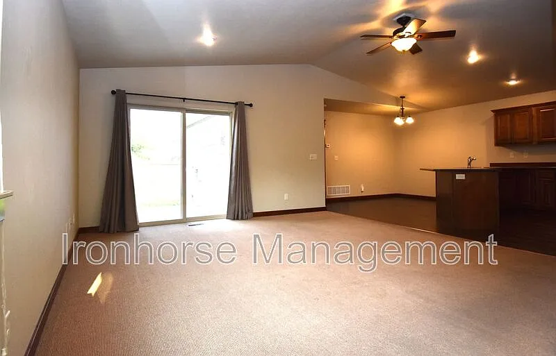 3 bed, 2.5 bath, 1561 sqft, $2,550 — Photo 3