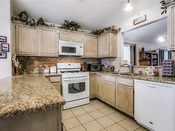 3rd image of 805 Lake Bluff Dr