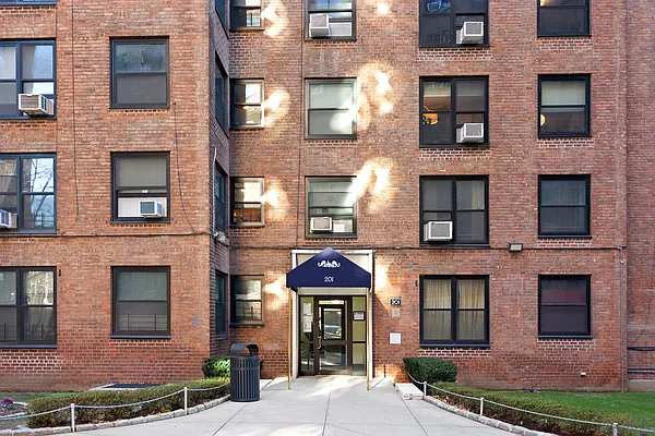 Sold by HomeDax Real Estate | media 27