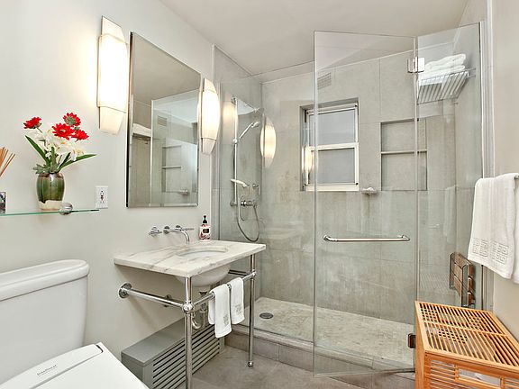 5th image of 114 E 72nd St APT 16A