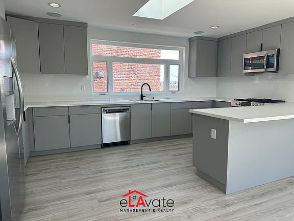 4th image of 1035 N Serrano Ave #870