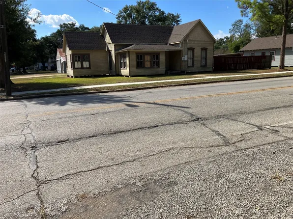 312 S Mechanic St, El Campo, TX 77437