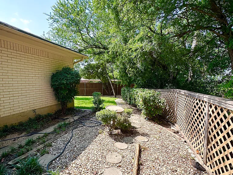 401 Lake Louise Ct — Photo 44