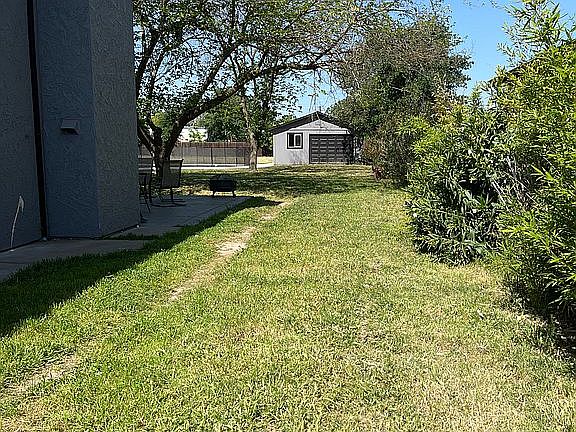 3rd image of 916 Elm St