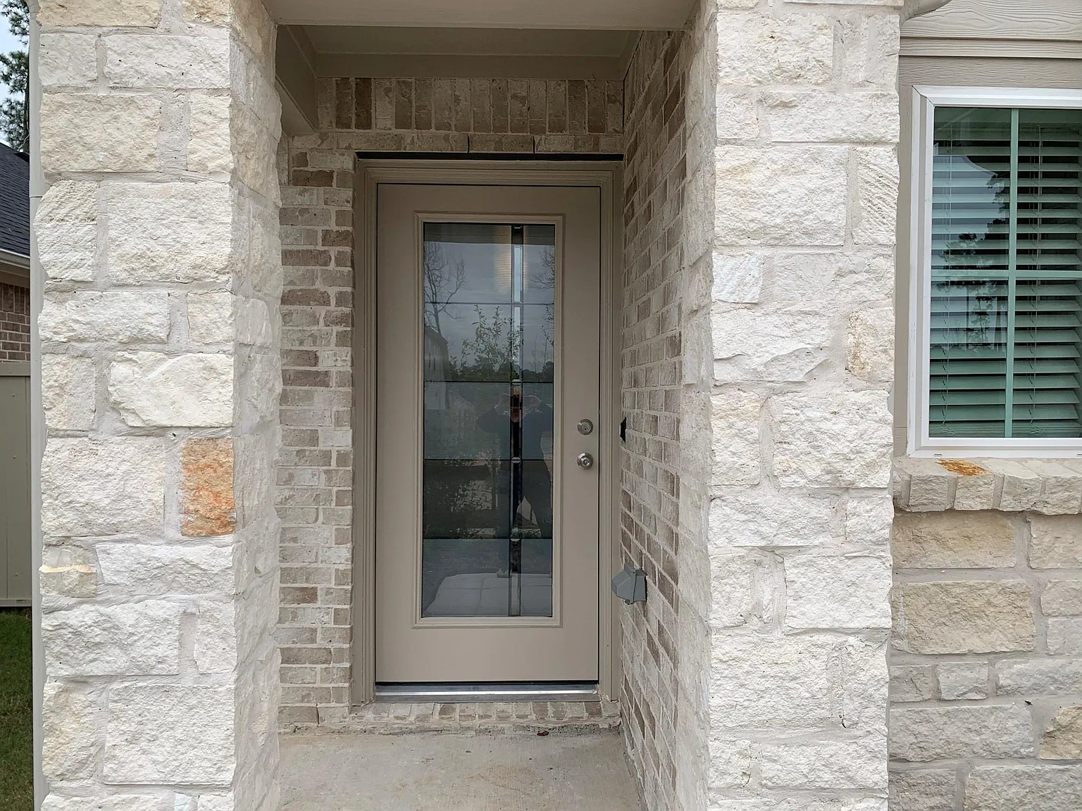 4 bed, 2.0 bath, 1753 sqft, $2,300 — Photo 2