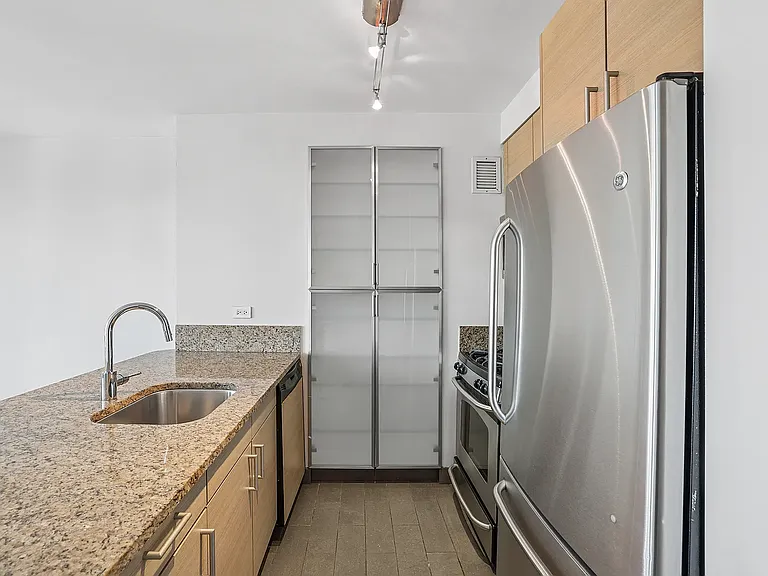 125 W 31st St #31F — Photo 16