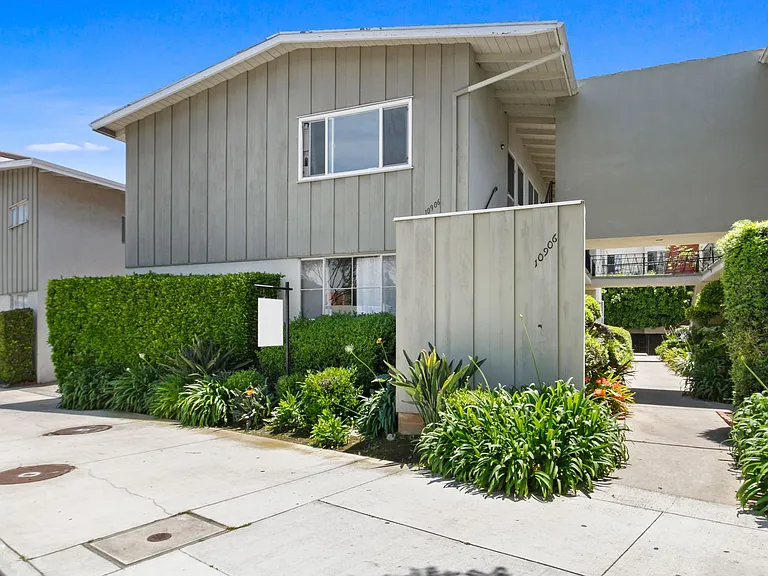 10906 Santa Monica Blvd, prime Westwood! — Photo 14